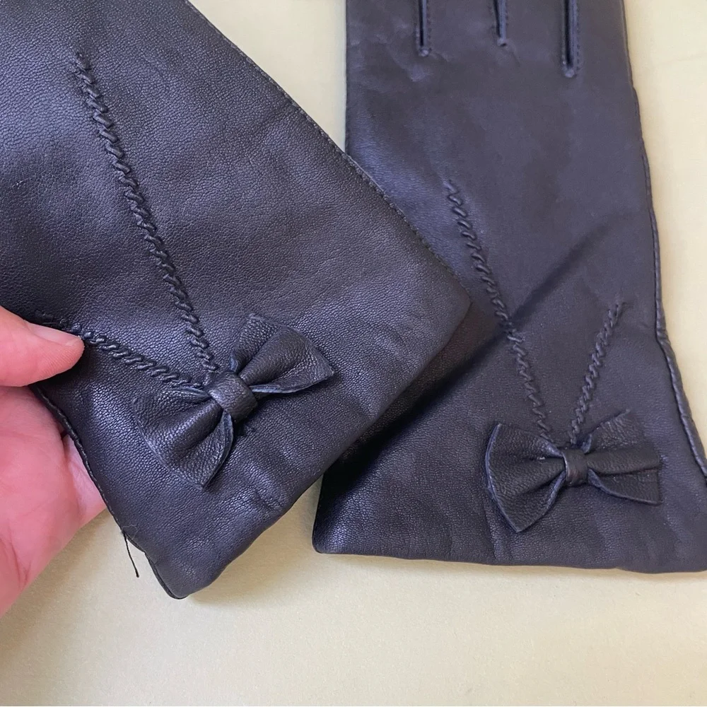 New vintage black leather gloves with bows